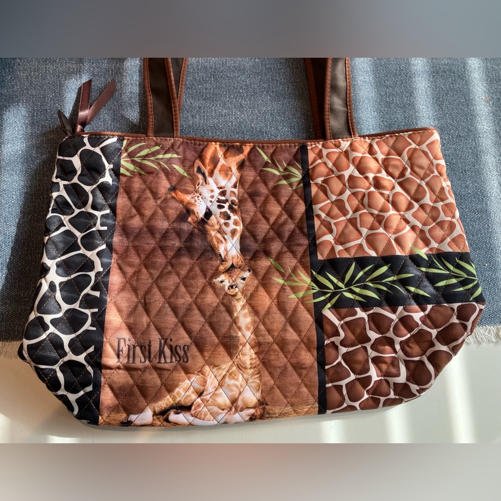 “First Kiss" quilted giraffe art tote bag - Picture 7 of 11